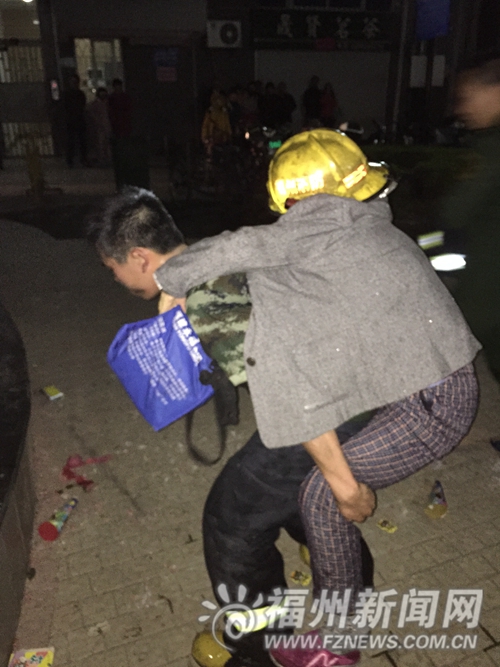 除夕夜消防員一夜里8次出警滅火 年夜飯熱了又熱