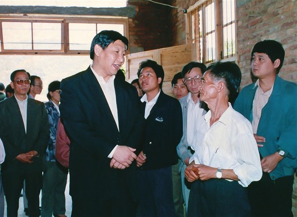 1994年5月，習近平總書記（時任福州市委書記）到福州市永泰縣城峰鎮(zhèn)太原村調研青梅李果生產(chǎn)。（資料圖片）