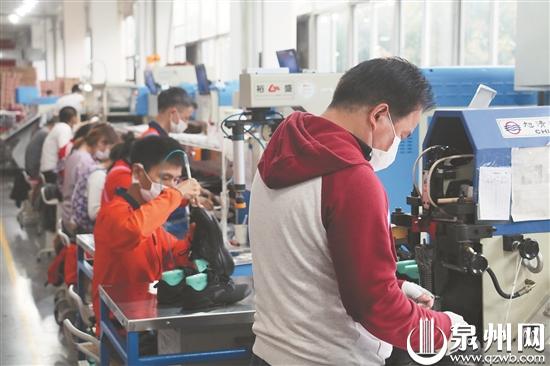 安踏員工正在車間忙碌地進行生產（文珍 攝）